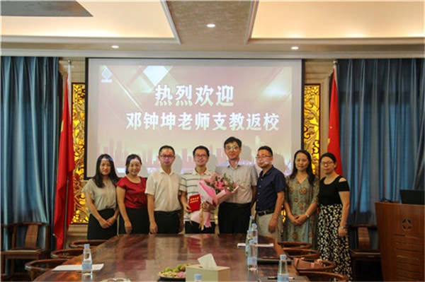 用愛心呵護(hù)成長(zhǎng)，用責(zé)任照亮未來