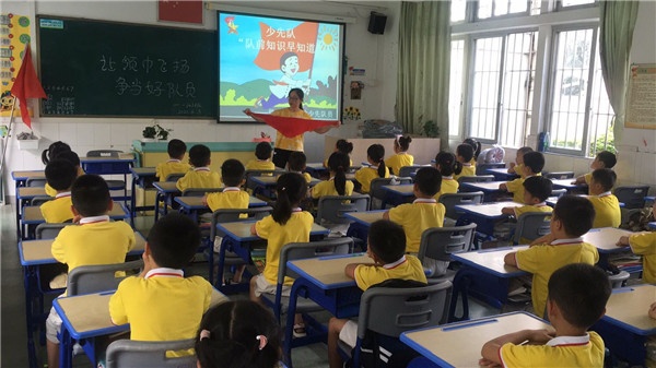 讓領巾飛揚，爭當好隊員