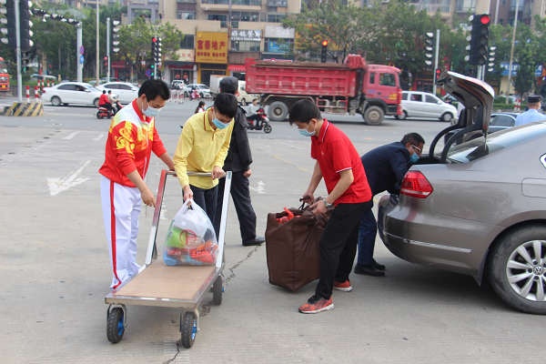 老師和志愿者幫同學(xué)拿行李 (3).jpg