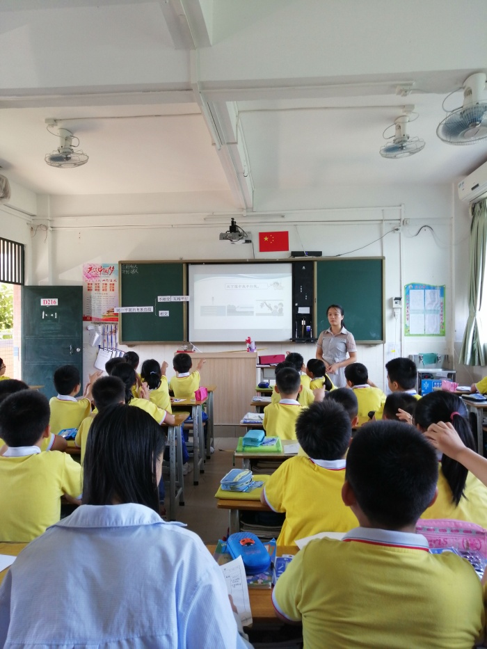  新老齊上陣，送課促發(fā)展