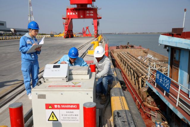 南方電網(wǎng)廣東中山供電局火炬分局客戶服務(wù)班班員胡昊聰、王丹瑩到保利長(zhǎng)大公司進(jìn)行港口岸電安全檢查。孫嘉彪