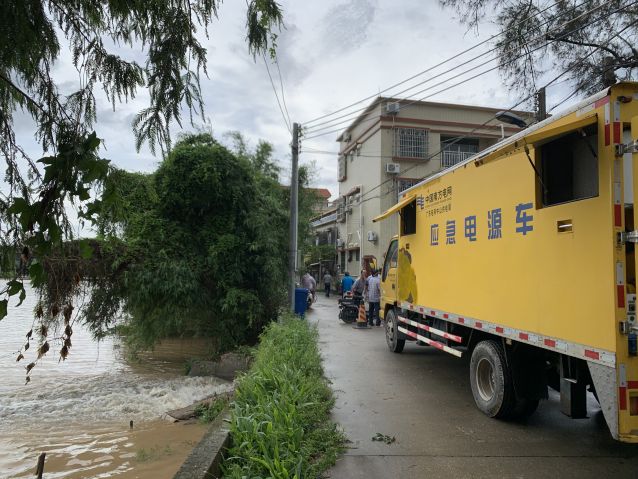 發(fā)電應(yīng)急車及時(shí)到位，保證居民用電。梁少婷攝.JPG
