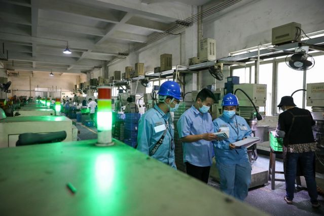 南方電網(wǎng)廣東中山供電局客戶服務(wù)人員上門到中山利特隆瓦斯公司聽(tīng)取客戶意見(jiàn)，保障企業(yè)生產(chǎn)，為企業(yè)開(kāi)通“潛