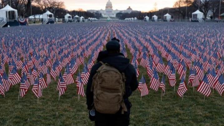 每500人就有一人因新冠死亡，美國深陷疫情，竟沒有官員被問責