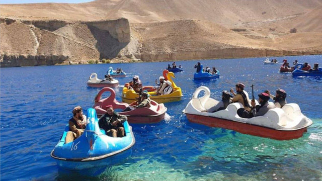 英國(guó)記者發(fā)“塔利班士兵在阿富汗湖上坐腳踏船”照片，網(wǎng)友驚了