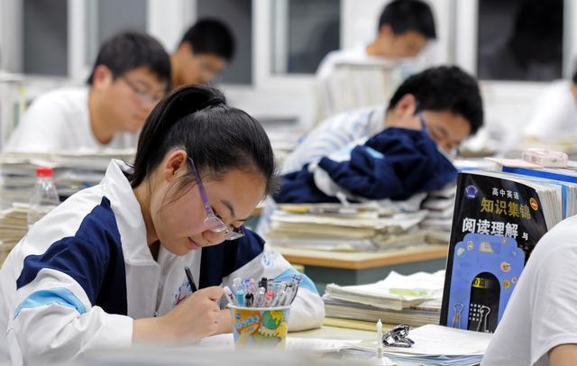 “取消文理分科”再被推上風(fēng)口浪尖，涉及7省份，學(xué)生福利來了