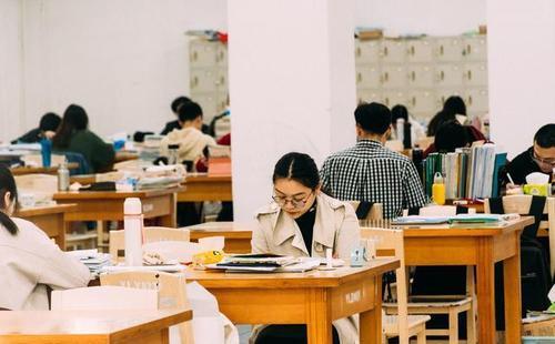 比英語(yǔ)四六級(jí)“含金量”高的證書(shū)，學(xué)生早考早受益，你考了嗎