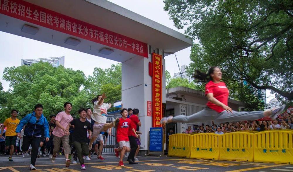 拍下“一字馬”女孩的陪考媽媽，用5000張照片記錄高考11年