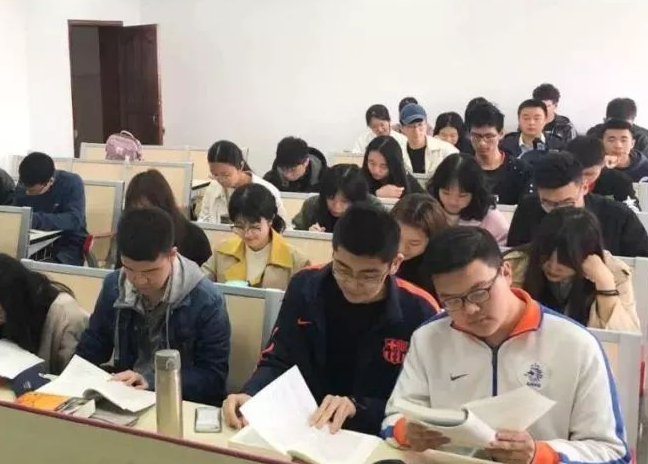大學(xué)生曬“課程表”，原來不同專業(yè)差距這么大，旱的旱死澇的澇死