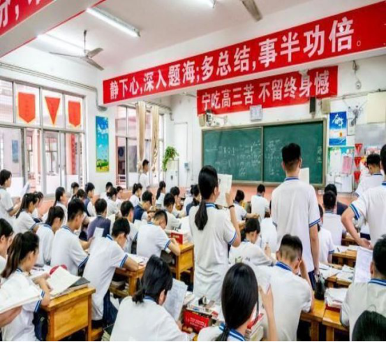 18年前，楊博為高考偷走試卷熟記答案，進(jìn)考場(chǎng)看到題目后卻傻眼了