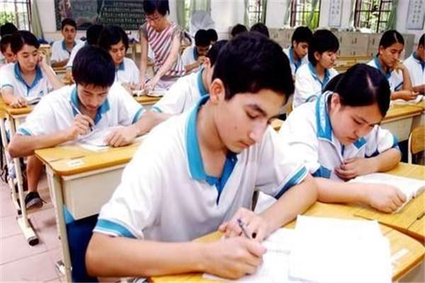 高考成績和平時成績差的多嗎？過來家長經(jīng)驗之談：不要放松警惕