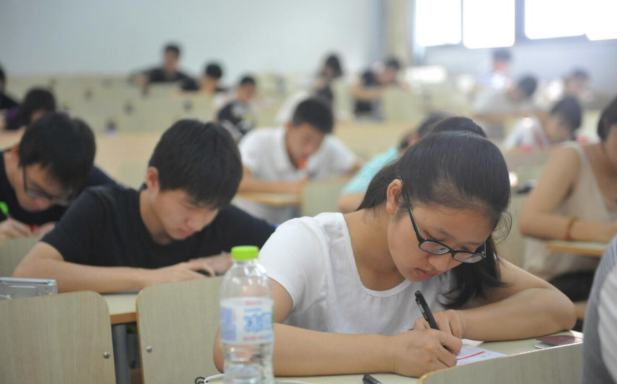 大一學(xué)生不能報(bào)考英語四級，新生困惑不已，學(xué)長們道出實(shí)情