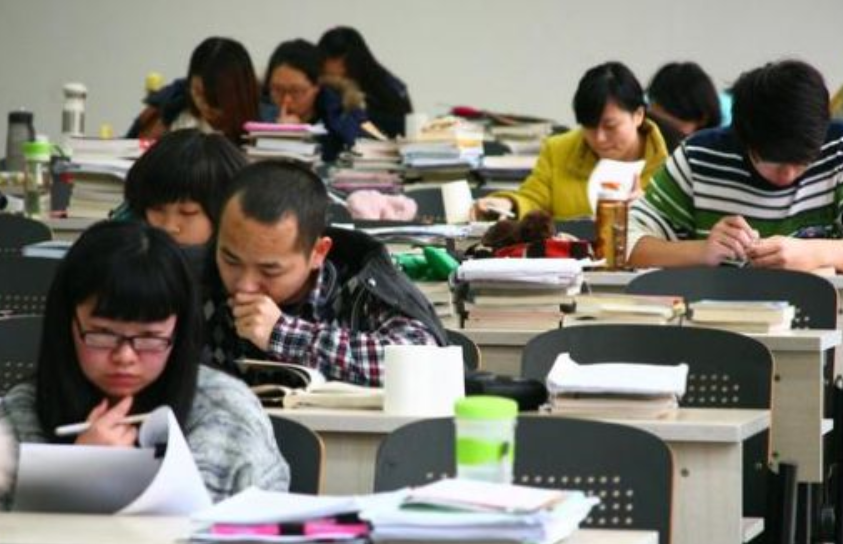 從單科25分逆襲稱學(xué)霸，多門科目滿分保送清華，用的最多的是教材