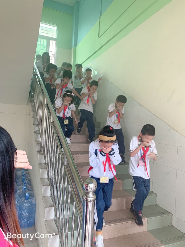 學(xué)生有序的迅速下樓