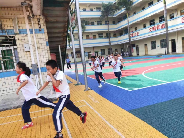 警報(bào)拉響學(xué)生迅速疏散