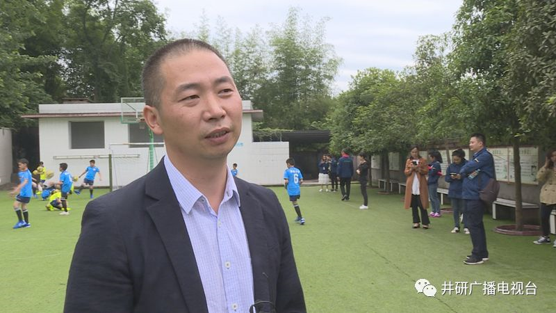 愛心人士到井研捐資助學(xué)、捐建校園足球場(chǎng)