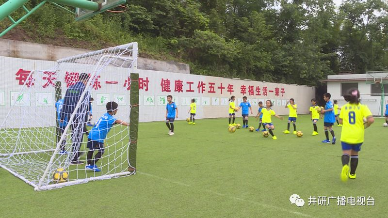 愛心人士到井研捐資助學(xué)、捐建校園足球場(chǎng)