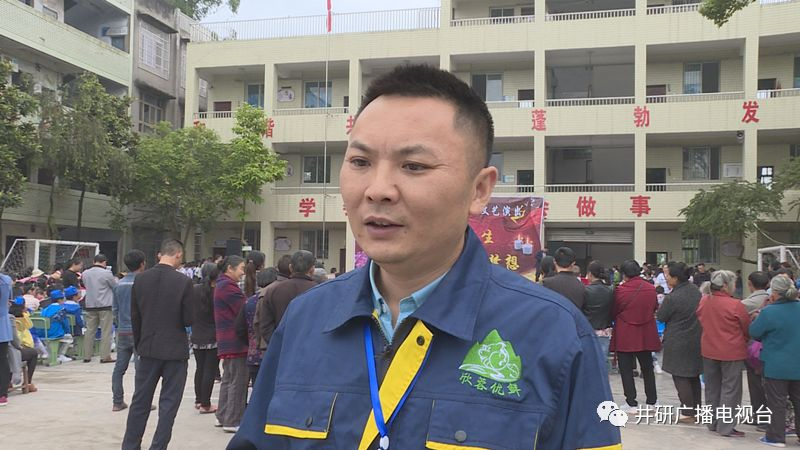 愛心人士到井研捐資助學(xué)、捐建校園足球場(chǎng)