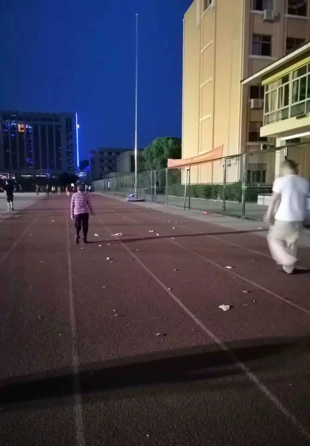 9所符合條件的城區(qū)學(xué)校的體育場地全部向社會(huì)開放。