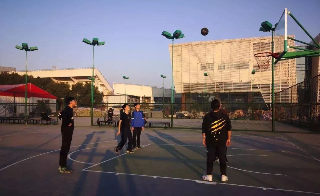 9所符合條件的城區(qū)學(xué)校的體育場地全部向社會(huì)開放。