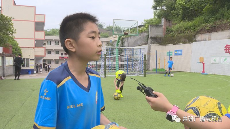 愛心人士到井研捐資助學(xué)、捐建校園足球場(chǎng)