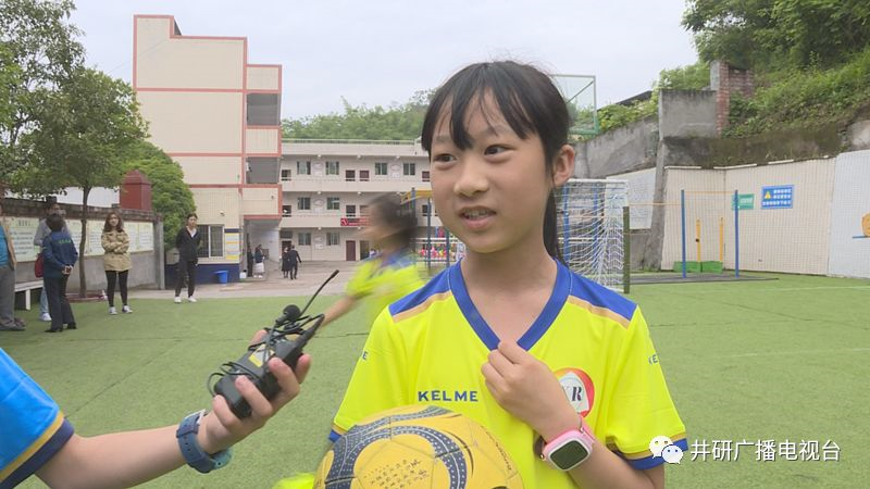 愛心人士到井研捐資助學(xué)、捐建校園足球場(chǎng)