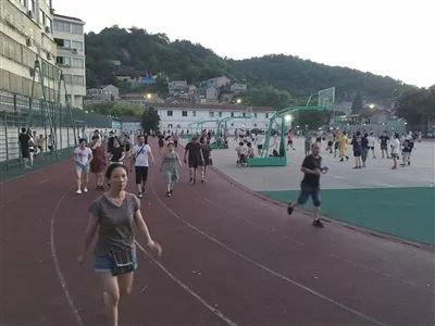 9所符合條件的城區(qū)學(xué)校的體育場地全部向社會(huì)開放