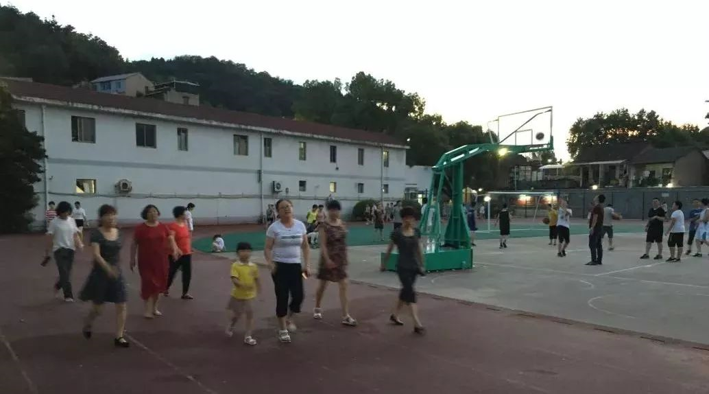 9所符合條件的城區(qū)學(xué)校的體育場地全部向社會(huì)開放。