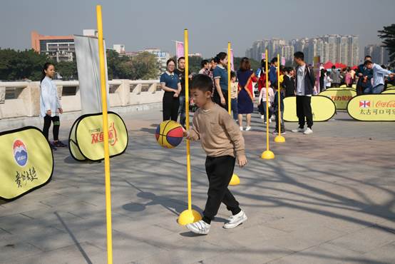 圖片包含 天空, 戶外, 人員, 地面  描述已自動(dòng)生成