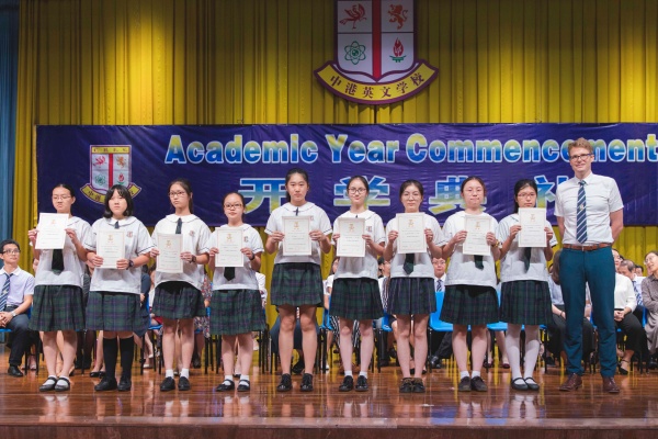 Mr.David為獲獎學生頒獎