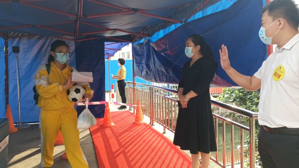 入校門(mén) (1).jpg