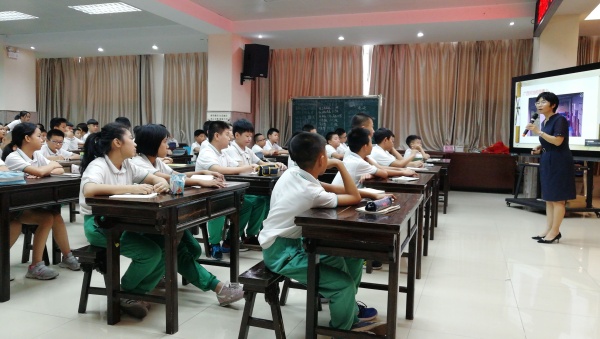 2019.10.22 法制教育講座 (1).jpg