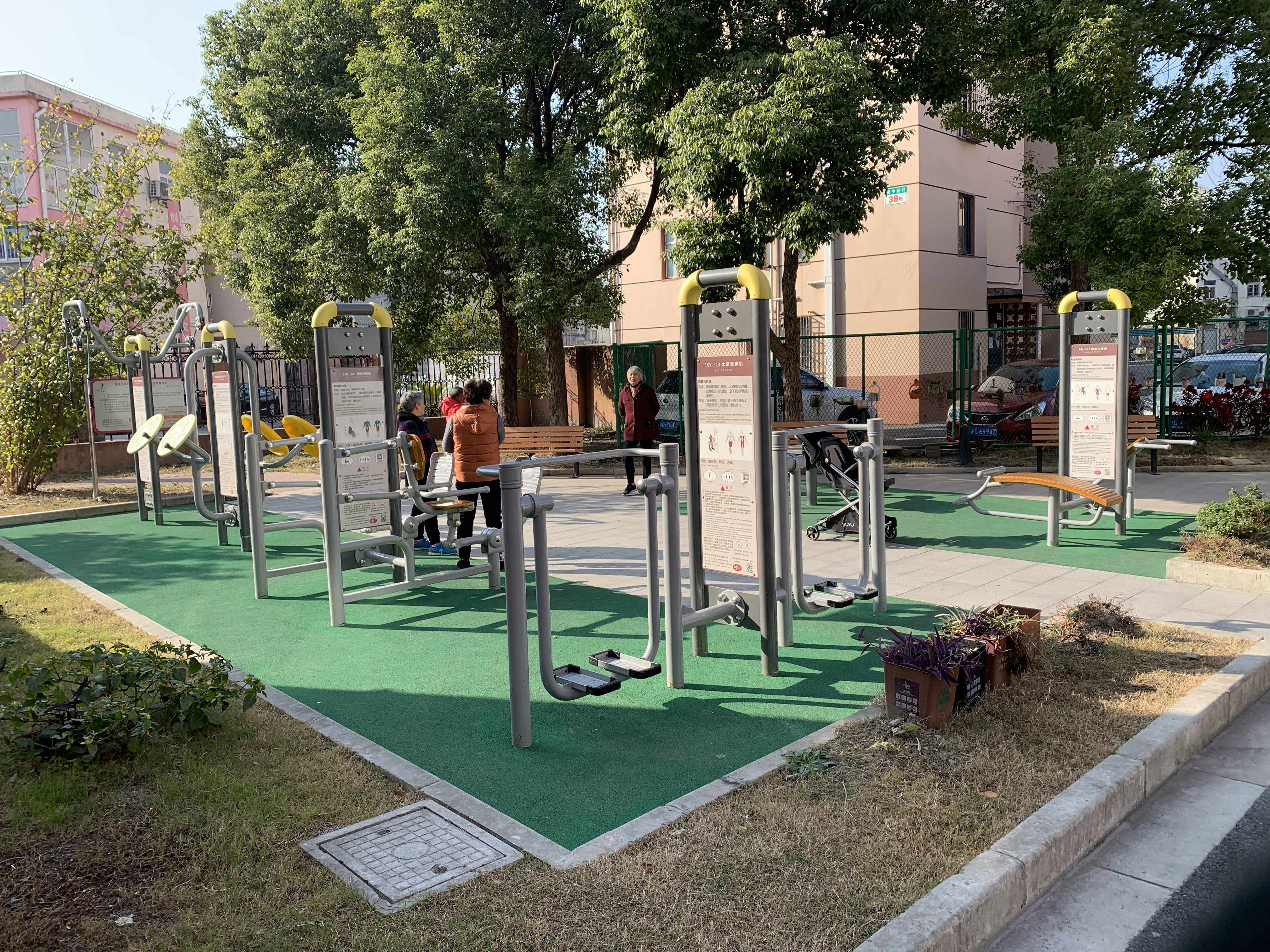 盈中社區(qū)盈中新村3號(hào)門益智健身點(diǎn)