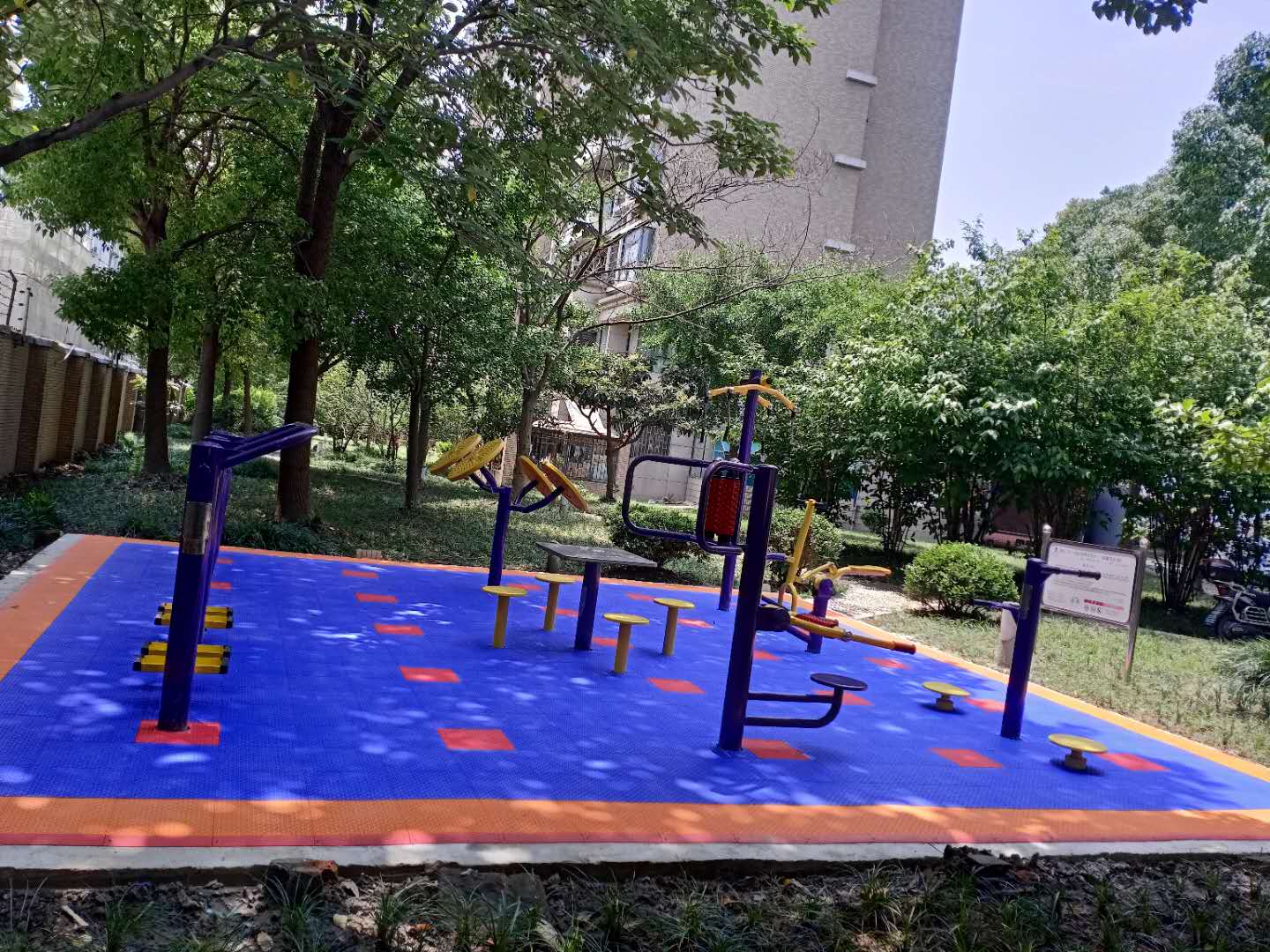 逸仙三村一居健身苑點(diǎn)二（殷馨花苑1期）