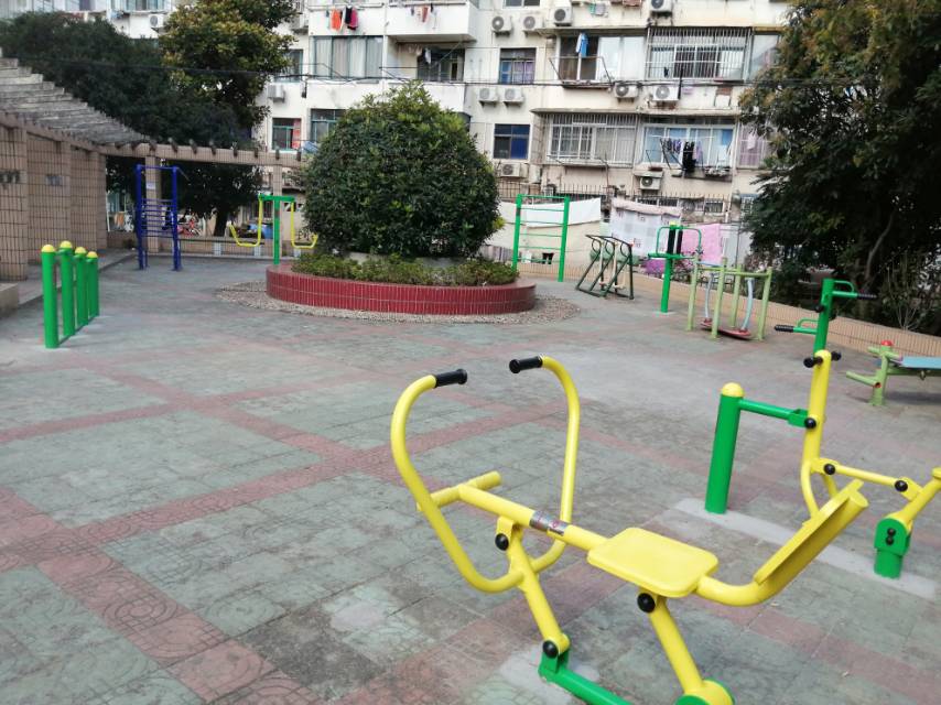 上南二村洪山路180弄2號(hào)樓對(duì)面