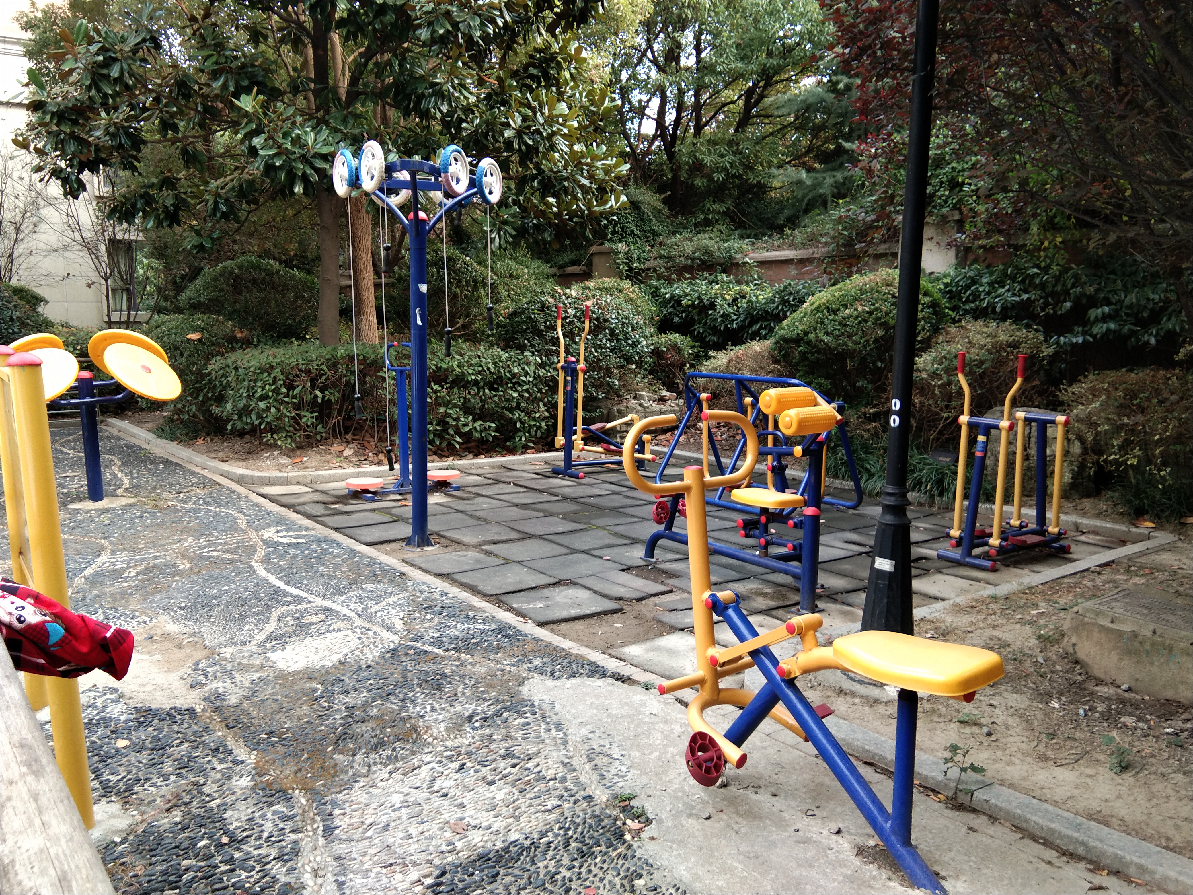 靜安區(qū)彭浦鎮(zhèn)龍盛雅苑居委健身點(diǎn)（萬榮路166弄）