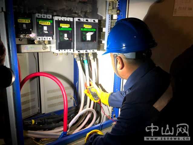 中山南朗供電分局運維人員夜巡檢查設備。吳琪琪 攝.jpg