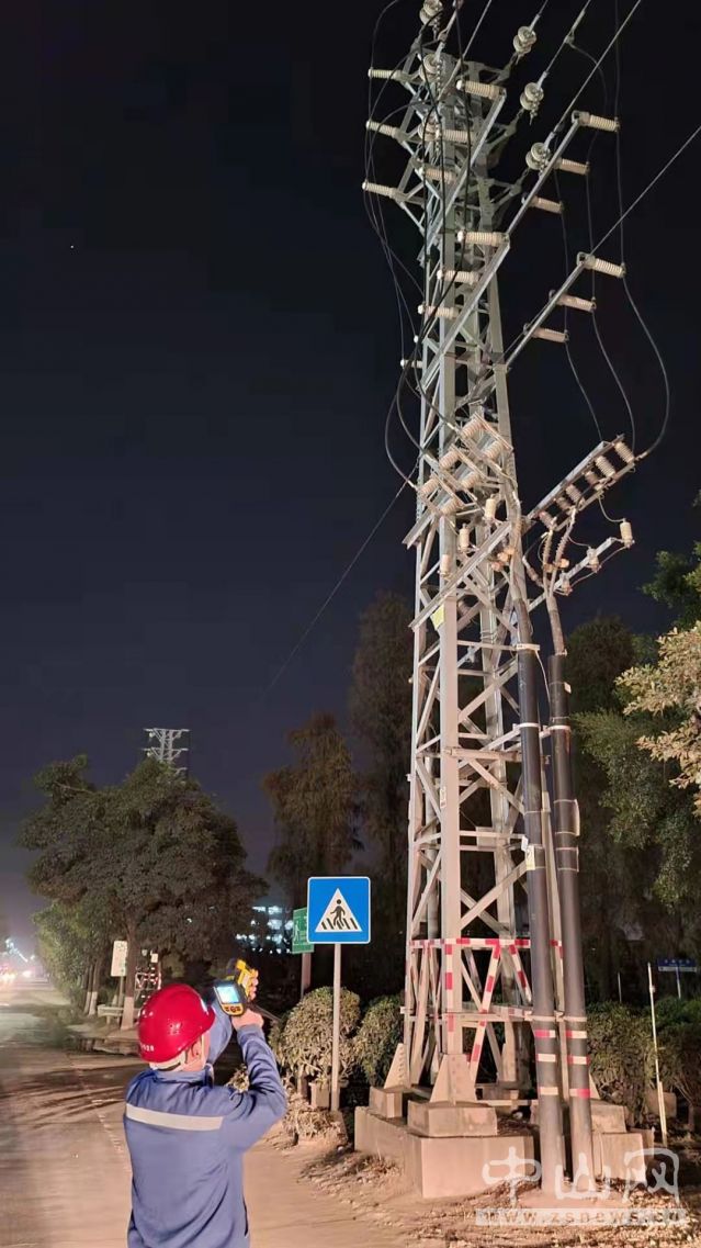 中山南區(qū)供電分局運維人員夜巡時對設備進行測溫。楊偉強 攝.jpg