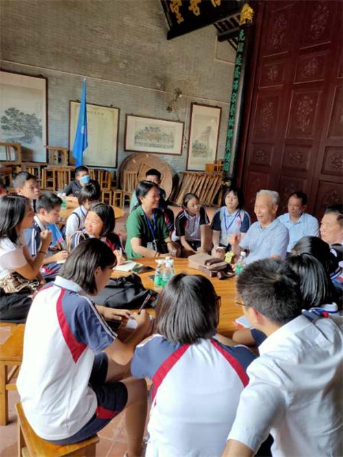 南莊中學(xué)余燕瓊校長(zhǎng)帶領(lǐng)嚶鳴文學(xué)社學(xué)生參觀招氏五世祠，聽(tīng)溶洲資深長(zhǎng)者招斌、招景流講述溶洲故事。.jpg