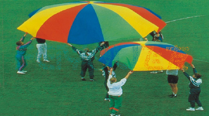 幼兒園戶外拓展活動之玩轉(zhuǎn)彩虹傘 幼兒園戶外拓展活動之玩轉(zhuǎn)彩虹傘