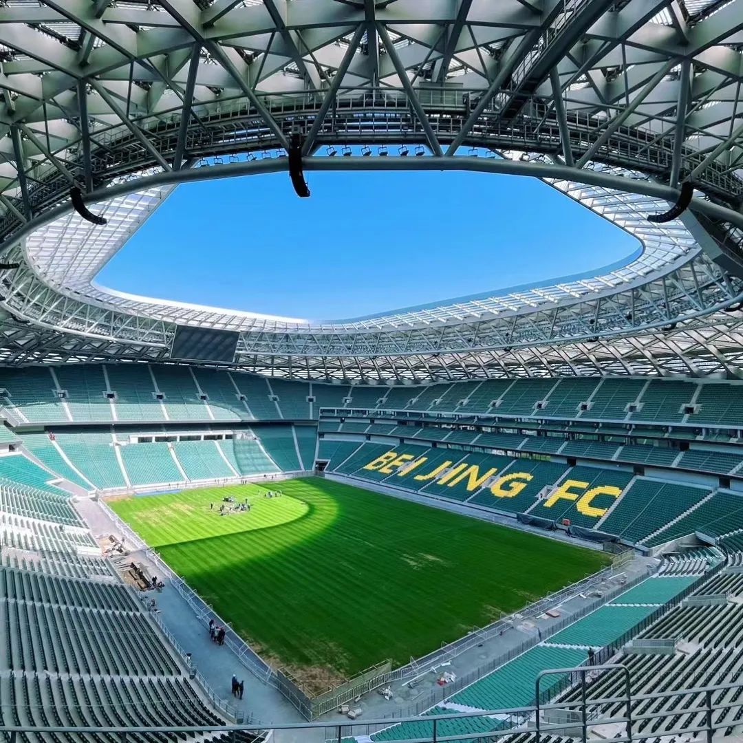 這個(gè)對(duì)標(biāo)國際水準(zhǔn)建設(shè)的新球場，就在咱家門口→(圖1)